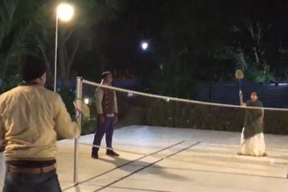 ব্যাডমিন্টন কোর্টে দাপিয়ে বেড়ালেন মমতা