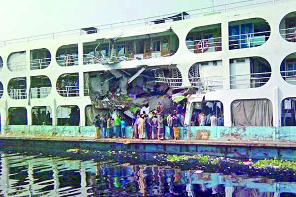 মেঘনায় লঞ্চের ধাক্কায় অপর লঞ্চের যাত্রী নিহত, আহত-৫