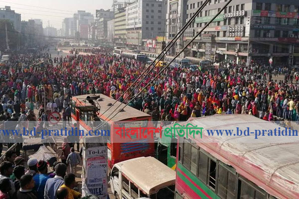 উত্তরায় পোশাকশ্রমিকদের সড়ক অবরোধ