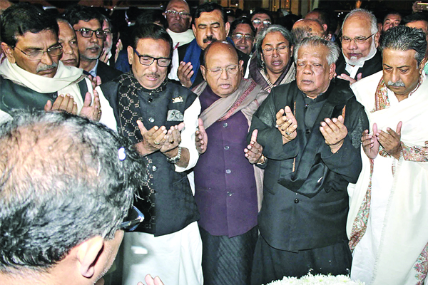 সৈয়দ আশরাফের কফিনের সামনে মোনাজাতে সহকর্মীরা