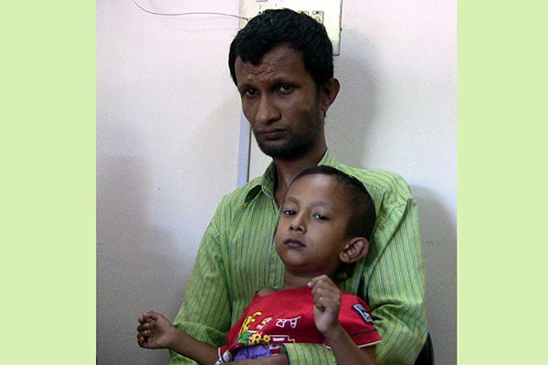 অজ্ঞাত রোগে আক্রান্ত বাবা-ছেলেকে চিকিৎসা সহায়তা দিল সেনাবাহিনী