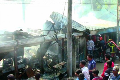 নোয়াখালীতে অগ্নিকান্ডে কয়েক লক্ষ টাকার ক্ষয়ক্ষতি


