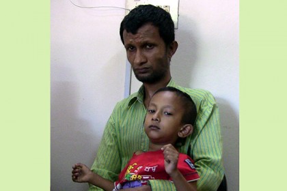 অজ্ঞাত রোগে আক্রান্ত বাবা-ছেলেকে চিকিৎসা সহায়তা দিল সেনাবাহিনী