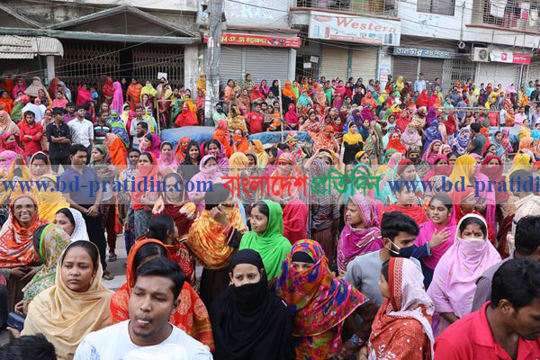 মিরপুরে পোশাকশ্রমিকদের বিক্ষোভ, সড়ক অবরোধ