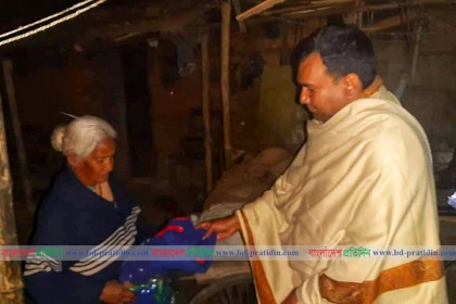 রাতে ঘুরে ঘুরে কম্বল বিতরণ করছেন জেলা প্রশাসক
