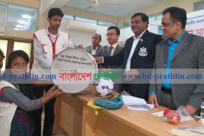 নোয়াখালীতে স্কুল-কলেজের শিক্ষার্থীদের মধ্যে ক্রীড়া ও সাংস্কৃতিক সামগ্রী বিতরণ