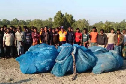 অবৈধভাবে মাছ আহরণের দায়ে ৫২ জেলে আটক 

