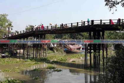 উঠলেই কাঁপতে থাকে সেতু, আতঙ্কে এলাকাবাসী