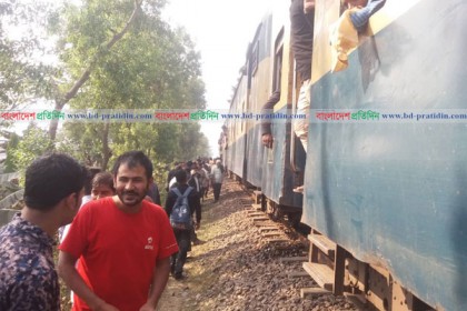 নরসিংদীতে কালনী ট্রেনের ইঞ্জিন বিকল, ভোগান্তিতে যাত্রীরা