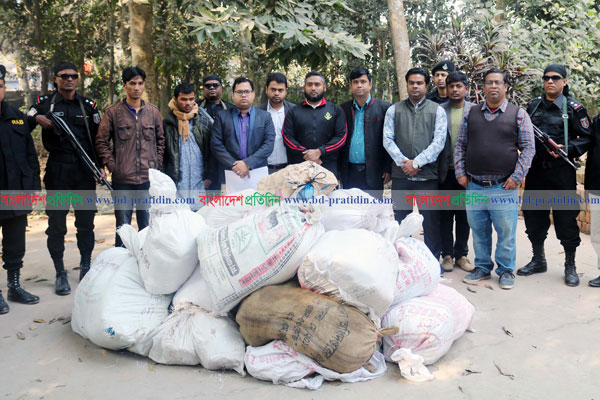 টাঙ্গাইলে ৮৫০ কেজি পলিথিন জব্দ, ৫০ হাজার টাকা জরিমানা