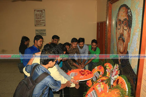 বঙ্গবন্ধুর প্রতিকৃতিতে রাবি রিপোর্টার্স ইউনিটির শ্রদ্ধাঞ্জলি