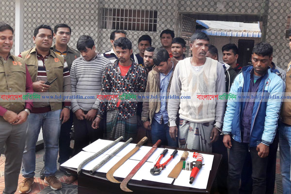 কুমিল্লায় অস্ত্র-গুলিসহ ১০ ডাকাত গ্রেফতার

