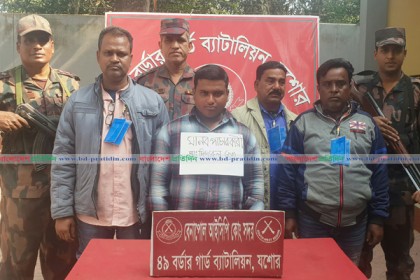 
ভুয়া কার্ড দেখিয়ে ভারতে প্রবেশের সময় পাচারকারীসহ আটক ৪