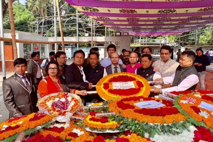 বঙ্গবন্ধুর প্রতিকৃতিতে ইউরোপিয়ান আওয়ামী লীগের শ্রদ্ধা নিবেদন