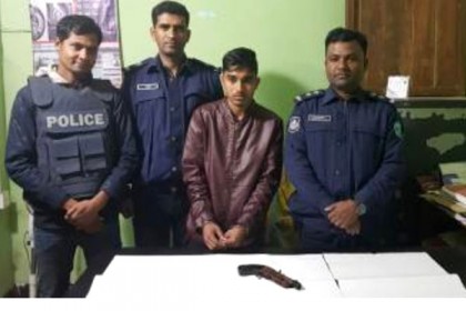 রায়পুরে অস্ত্রসহ দাখিল পরীক্ষার্থী আটক