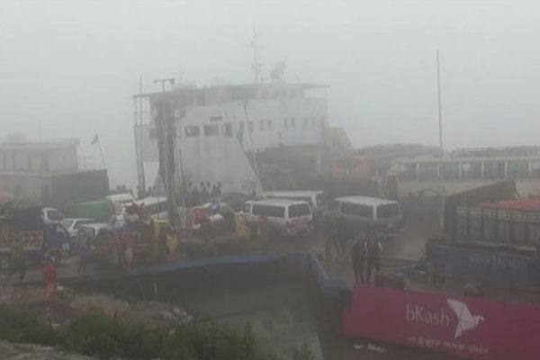 পাটুরিয়া-দৌলতদিয়া নৌরুটে ফেরি চলাচল বন্ধ