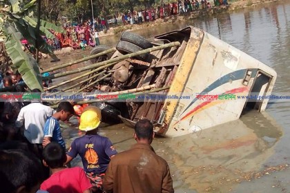 নেত্রকোনায় নিয়ন্ত্রণ হারিয়ে বাস পুকুরে, আহত ২৫