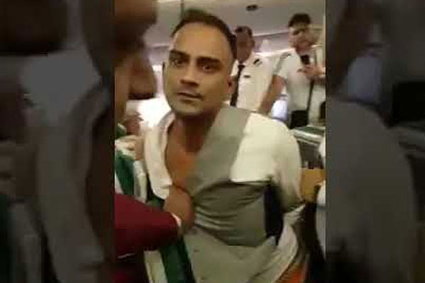 বাংলাদেশ বিমানে দড়ি দিয়ে বেঁধে রাখা হলো মাতাল যাত্রীকে, ভিডিও ভাইরাল