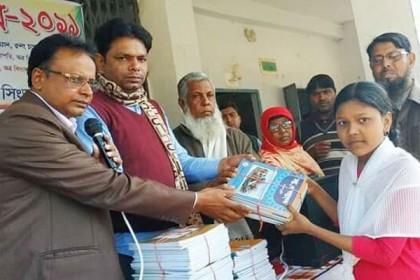 সিংড়ায় টাকার বিনিময়ে বই বিতরণের সত্যতা মিলেছে