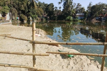 নেত্রকোনায় রাতের আঁধারে সরকারি পুকুর ভরাটের অভিযোগ

