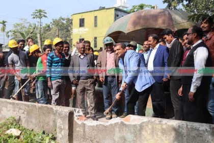 নিজের বাড়ির দেয়াল ভেঙে ওয়াকওয়ে নির্মাণ কাজের উদ্বোধন 