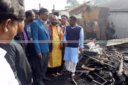অগ্নিকাণ্ডে ক্ষতিগ্রস্তদের পাশে দাঁড়ালেন উপমন্ত্রী শামীম