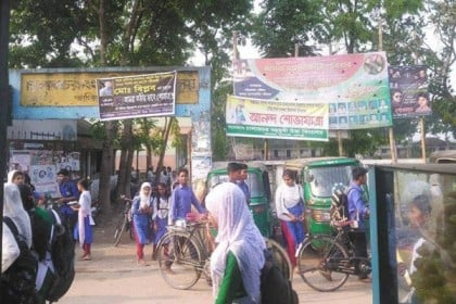 মনোহরদীতে স্কুলের সামনে সিএনজি স্ট্যান্ড, ভোগান্তিতে শিক্ষার্থীরা

