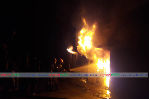 
খাগড়াছড়িতে আগুনে পুড়লো ৮টি ব্যবসা প্রতিষ্ঠান