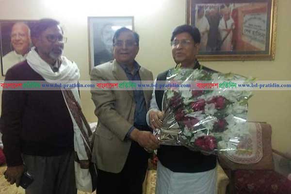 মোমেনের হাতে এবার ফুলের তোড়া দিলেন বিএনপির শফি চৌধুরী