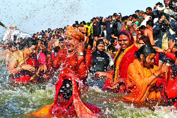 গঙ্গা-যমুনা সংযোগস্থলে কোটি মানুষের স্নান