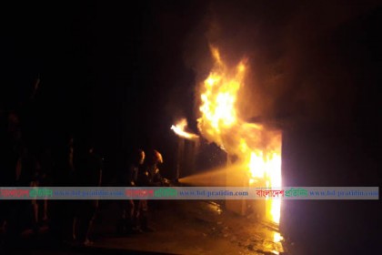 
খাগড়াছড়িতে আগুনে পুড়লো ৮টি ব্যবসা প্রতিষ্ঠান