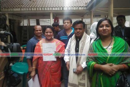 সংরক্ষিত আসনে আওয়ামী লীগের মনোনয়নপত্র বিক্রি দ্বিতীয় দিনের মতো চলছে