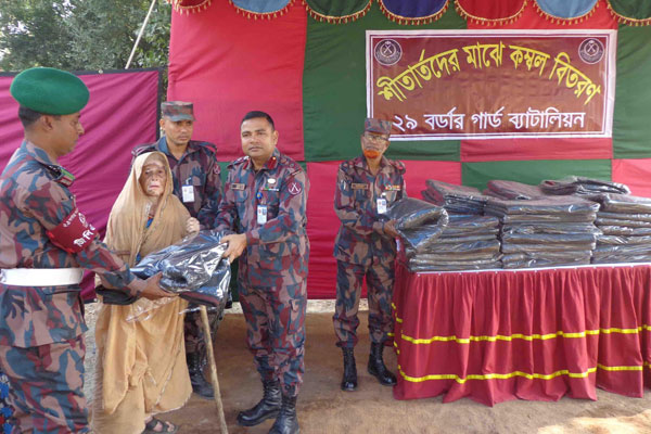দিনাজপুরে ২৯ বিজিবি’র কম্বল বিতরণ