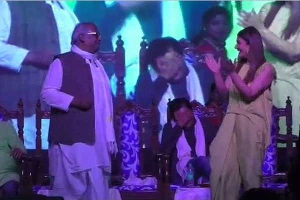 রাভিনার সঙ্গে কোমর দোলালেন পশ্চিমবঙ্গের সাংসদ