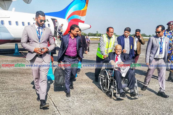 হুইল চেয়ারে একাই ফিরলেন মুহিত, দেখা মিলেনি সু-সময়ের বন্ধুদের