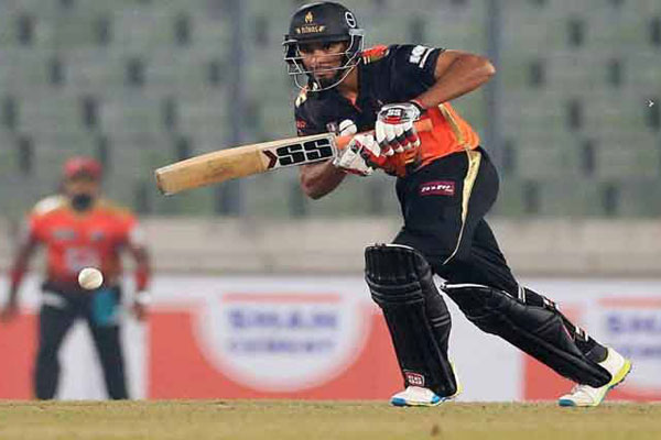 টসে হেরে ব্যাটিংয়ে খুলনা টাইটানস