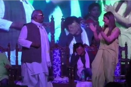 রাভিনার সঙ্গে কোমর দোলালেন পশ্চিমবঙ্গের সাংসদ