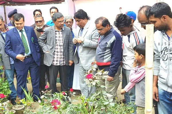 নানা রং'র বর্ণিল ফুলের সমারোহ নিয়ে পাবনায় পুষ্পমেলা শুরু