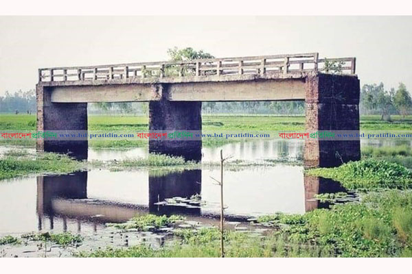 নেই রাস্তা, ৩২ বছর ধরে ঝুলছে সেতু!