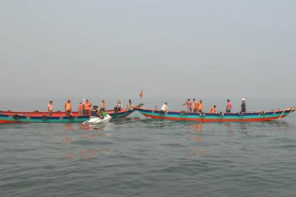 মেঘনায় ট্রলারডুবি: এখনও সন্ধান মেলেনি নিখোঁজ ২০ শ্রমিকের