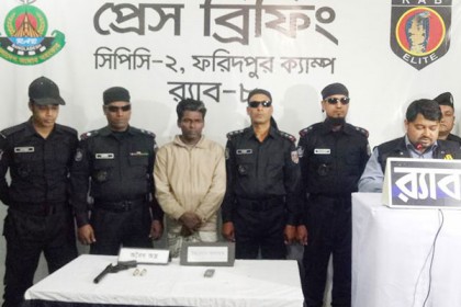 ফরিদপুরে র‌্যাবের হাতে অস্ত্রসহ ডাকাত সর্দার আটক