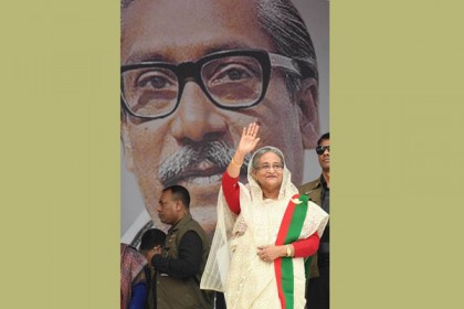 বিজয় উৎসব মঞ্চে প্রধানমন্ত্রী