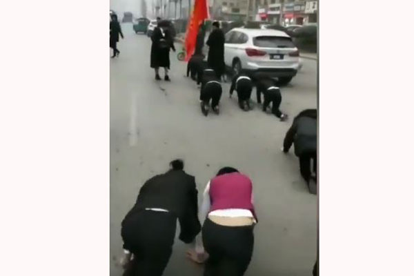 কাজ না করার শাস্তি রাস্তায় হামাগুড়ি!

