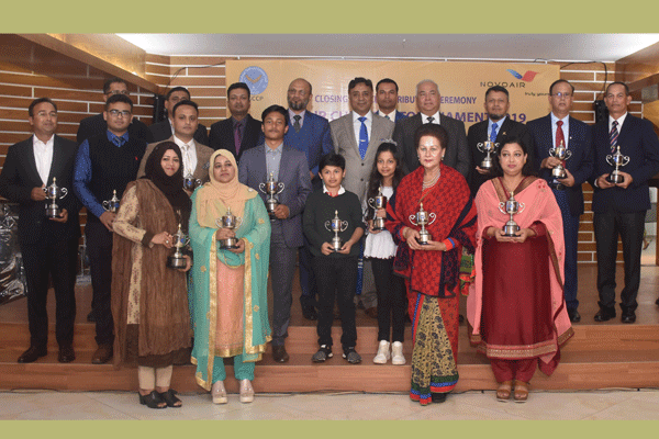 নভোএয়ার কাপ গলফ টুর্নামেন্ট'র বিজয়ীদের মধ্যে পুরস্কার বিতরণ