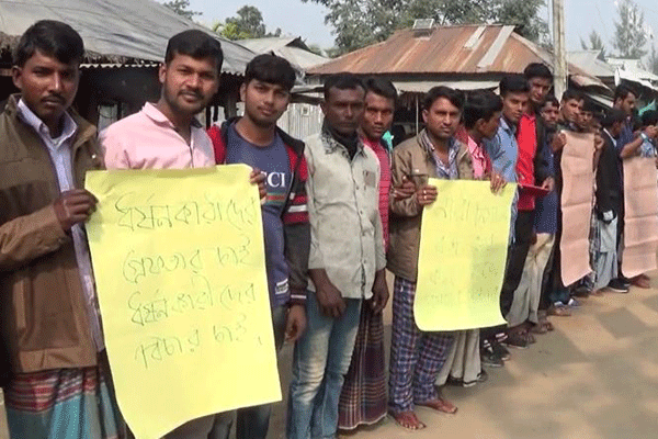 কবিরহাটে ৩ সন্তানের জননীকে ধর্ষণের প্রতিবাদে মানববন্ধন