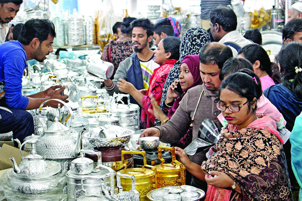 লোকারণ্য বাণিজ্য মেলায় কেনাকাটার ধুম