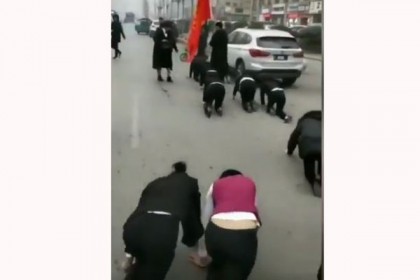কাজ না করার শাস্তি রাস্তায় হামাগুড়ি!

