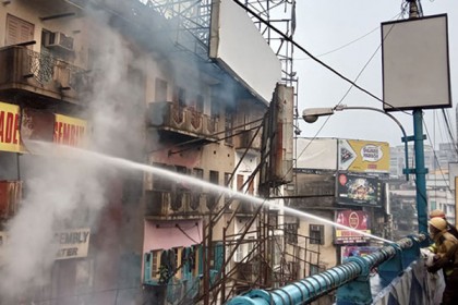 ১০ ঘণ্টা পর কলকাতার গড়িয়াহাট মার্কেটের আগুন নিয়ন্ত্রণে
