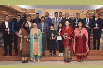 নভোএয়ার কাপ গলফ টুর্নামেন্ট'র বিজয়ীদের মধ্যে পুরস্কার বিতরণ