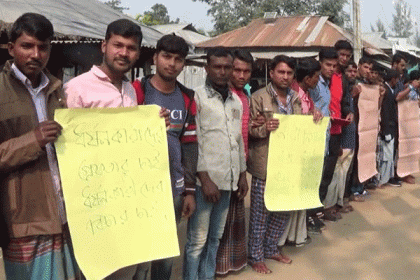 কবিরহাটে ৩ সন্তানের জননীকে ধর্ষণের প্রতিবাদে মানববন্ধন